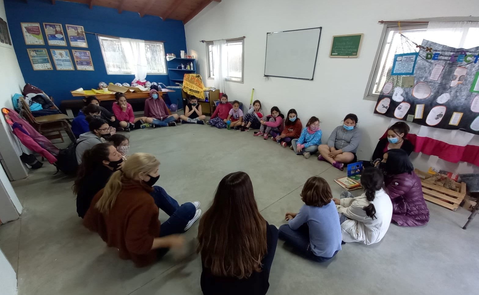 foto de un palo de hockey  el campo de juego
